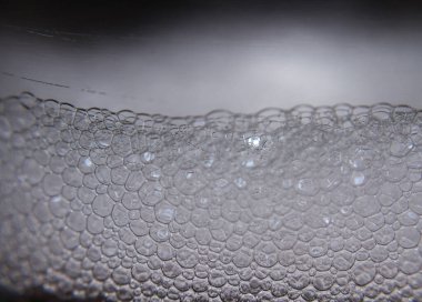 Beyaz köpük kabarcıkları