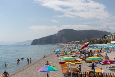 İtalya, Ağustos 2020: Covid19 yılının finali sırasında tatilini Liguria 'da geçiren bir sürü insanla plaj satın alıyor