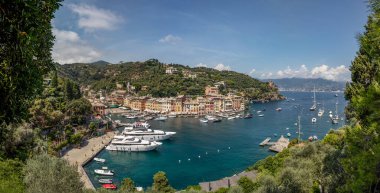 İtalya 2020 Ağustos: Liguria 'daki İtalya Riviera' nın Portofino küçük liman köyü