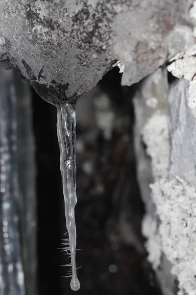 冬日里挂在岩石上的水晶冰柱造成了冰冻的气氛. — 图库照片