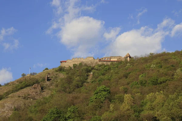 Ponte di osservazione sul Danubio nel castello di Visegrad. Piste boschive che conducono alla collina, Visegrad, Ungheria — Foto Stock