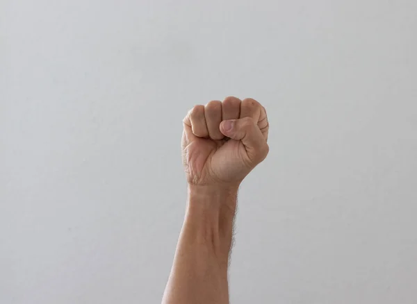 Mão com o punho apertado, isolado em um fundo branco — Fotografia de Stock
