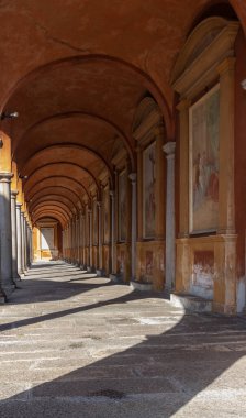 İtalya 'nın Baveno kentindeki Saint Gervaso Kilisesi ve Protaso kilisesindeki kemerli sütun heykeli..