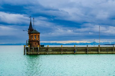 Limandaki deniz feneri.