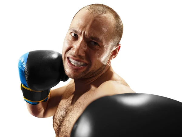 Boxer profissional isolado no fundo preto escuro — Fotografia de Stock