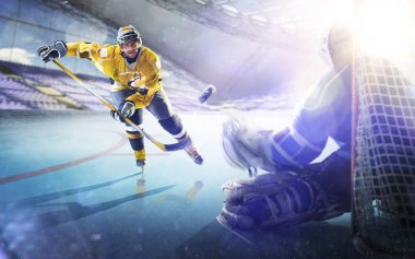 Profesyonel hokey oyuncuları grand arenada iş başında