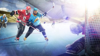 Profesyonel hokey oyuncuları grand arenada iş başında