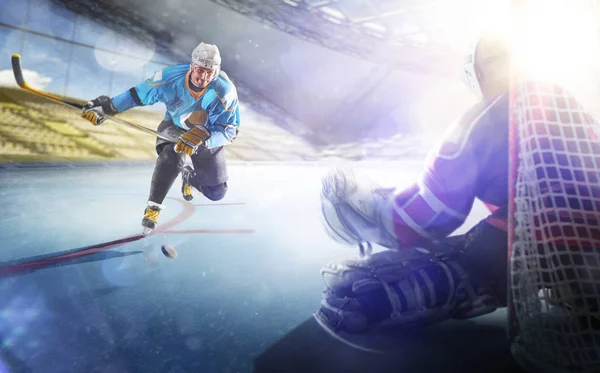 Profi jégkorong-játékosok akcióban a Grand Arena — Stock Fotó