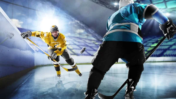 Profesyonel hokey oyuncuları grand arenada iş başında