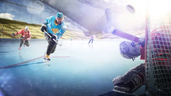 Jugadores profesionales de hockey en acción en la gran arena — Foto de Stock