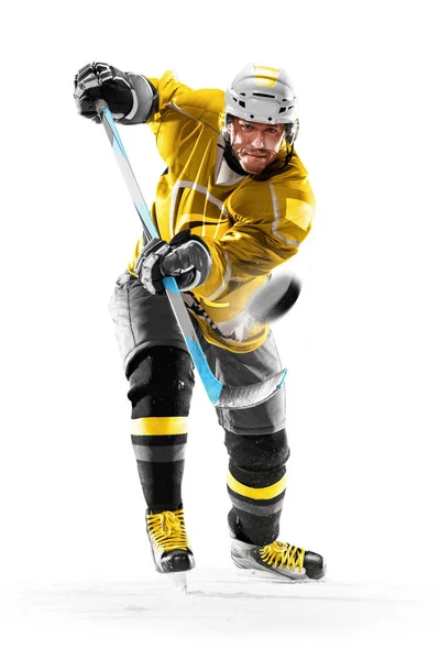 Jugador profesional de hockey sobre hielo en acción sobre fondo blanco — Foto de Stock