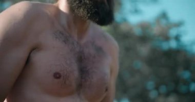 Kas sakallı adam egzersiz, açık fitness paralel çubuklar yavaş hareket 4k