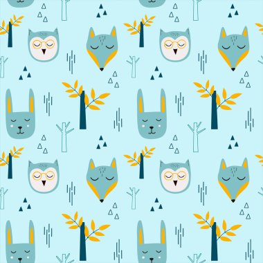 Mavi arka planda İskandinav tarzında orman hayvanları olan çocuksu, pürüzsüz bir model. Bebek gömleği tasarımı için çocuk baskısı, tişört, ambalaj kağıdı, duvar kağıdı, tekstil, kumaş.