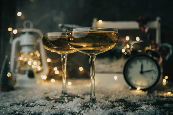 Image de deux verres à vin sur fond flou avec arbre de Noël, lanterne, horloge — Photo