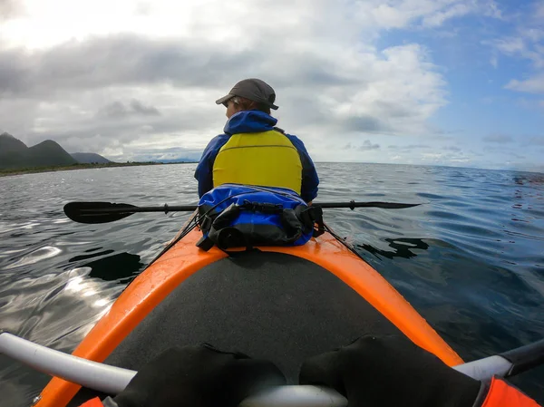 Image from back of female tourist with paddle on canoe floating — Stock Photo, Image