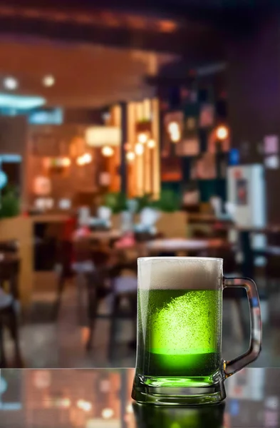 Sklenka čerstvé studené zelené pivo na dřevěný barový pult v hospodě. — Stock fotografie