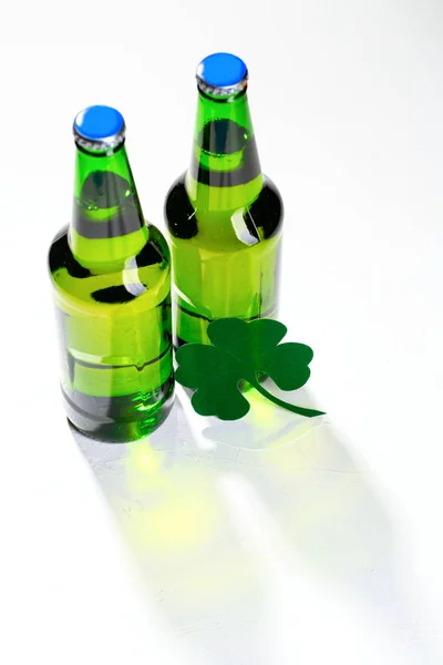 Dva Buttleho zeleného piva na bílém pozadí — Stock fotografie