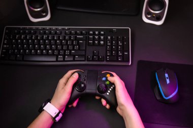 Oyun bir joystick ile bir bilgisayar oyunu oynamak eller.