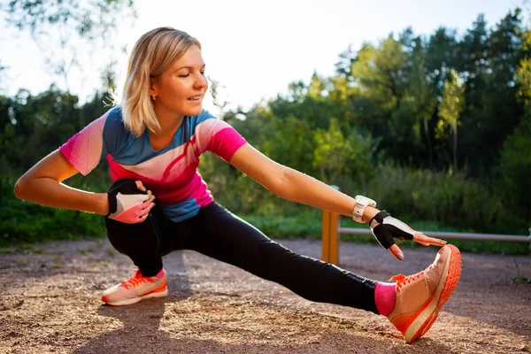 Foto von jungen Mädchen Stretching im Sommer Park — Stockfoto