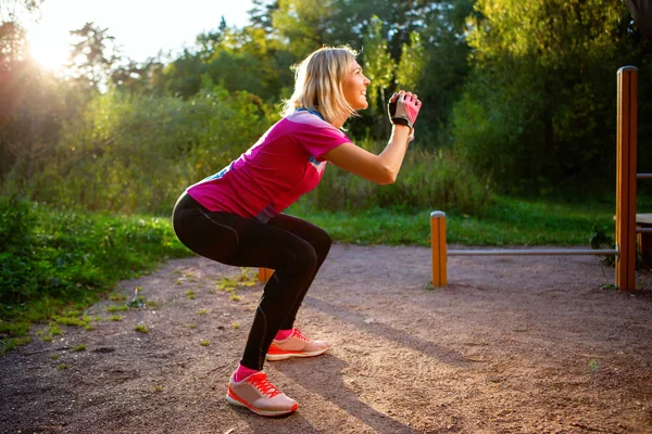 Foto von jungen Mädchen Stretching im Sommer Park — Stockfoto