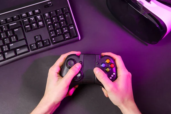 Mãos de homem jogando um jogo de computador com um joystick jogo . — Fotografia de Stock