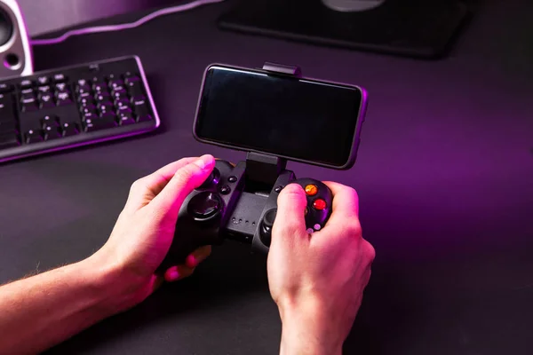 Mãos de homem jogando um jogo de computador com um joystick jogo . — Fotografia de Stock