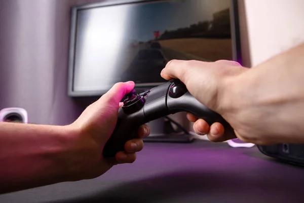 Mãos de homem jogando um jogo de computador com um joystick jogo . — Fotografia de Stock