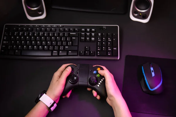 Mãos femininas jogando um jogo de computador com um joystick jogo . — Fotografia de Stock