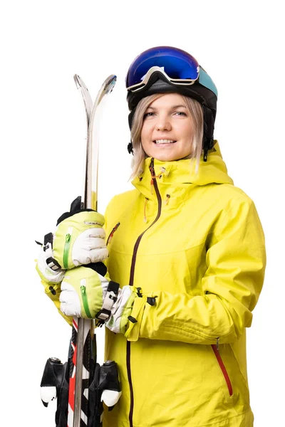 Улыбающаяся девушка в шлеме держит лыжи — стоковое фото