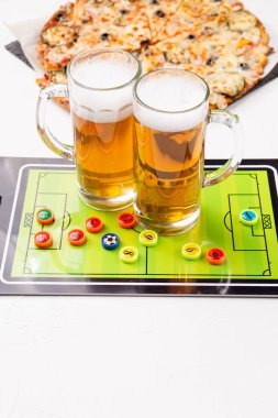İki bardak bira, Masa Futbolu, pizza görüntüsünü