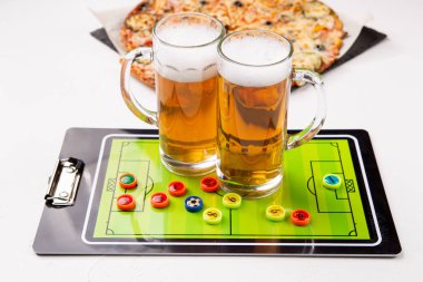 İki bardak bira, Masa Futbolu, pizza resmi