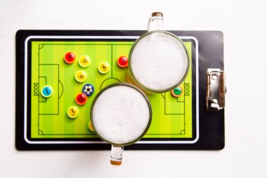 Fotoğraf üstüne iki bardak köpüklü bira, Masa futbolu