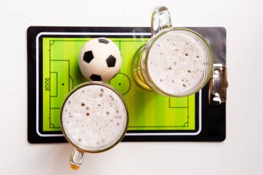 Fotoğraf üstüne iki bardak köpüklü bira, Masa Futbolu, top
