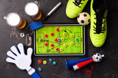 Fotoğraf üstüne köpük bira, Masa Futbolu, top, futbol ayakkabıları, boru, rattle oyuncak iki kupalar