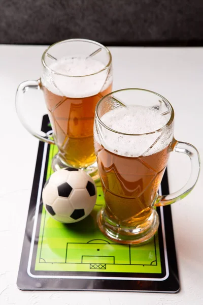 두 잔 이나 거품 맥주, 테이블 축구, 공 위에 사진 — 스톡 사진