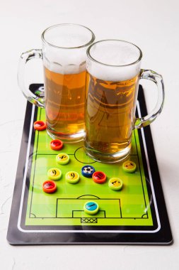 İki bardak köpüklü bira, Masa futbolu resmini
