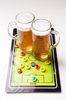 İki bardak köpüklü bira, Masa futbolu resmini