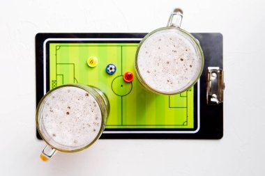 İki köpüklü bira kupalar üzerine resim, futbol masa