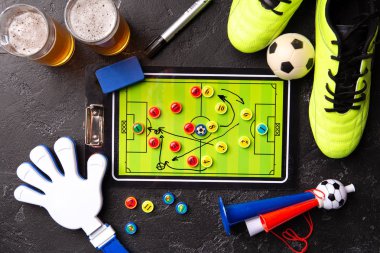 Fotoğraf üstüne köpük bira, Masa Futbolu, top, futbol ayakkabıları, boru, rattle oyuncak iki kupalar