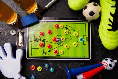 Resminin üst kısmında köpük bira, Masa Futbolu, top, futbol ayakkabıları, boru, rattle oyuncak iki kupalar