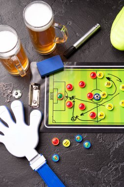 Resminin üst kısmında köpük bira, Masa Futbolu, top, rattle oyuncak iki kupalar