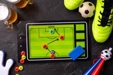 Köpük bira, Masa Futbolu, top, futbol ayakkabıları, boru iki kupaları üstüne resim, oyuncak çıngırak