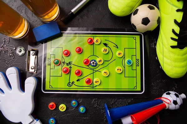 Resminin üst kısmında köpük bira, Masa Futbolu, top, futbol ayakkabıları, boru, rattle oyuncak iki kupalar