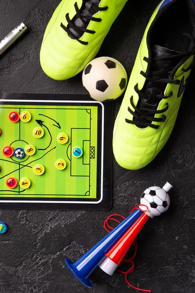 Fotoğraf Masa Futbolu, futbol topu, çizmeler, siyah masada borular