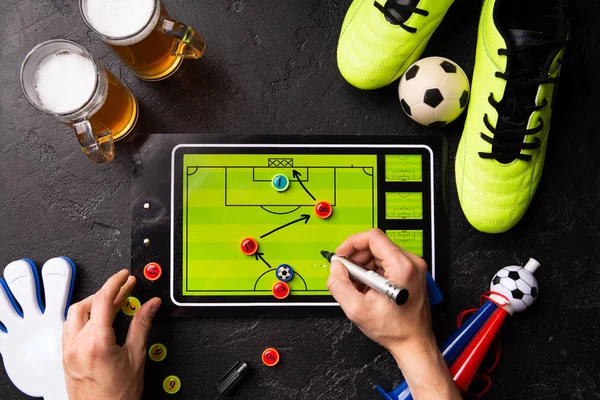 Masa Futbolu, futbol topu, çizmeler, insan eli marker ile fotoğraf