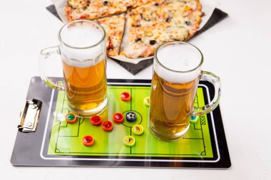 İki bardak bira, Masa Futbolu, pizza fotoğrafı