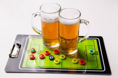 Fotoğraf iki kupalar köpüklü bira, Masa futbolu