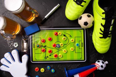 Fotoğraf üstüne köpük bira, Masa Futbolu, top, futbol ayakkabıları, boru, rattle oyuncak iki kupalar