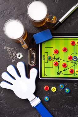 Resminin üst kısmında köpük bira, Masa Futbolu, top, rattle oyuncak iki kupalar