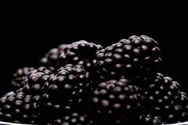 Fotoğraf BlackBerry boş siyah arka plan üzerine kapatın.